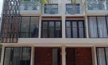 Rumah Tiga Lantai 4M an dengan Fasilitas Lengkap di Duren Tiga Jakarta