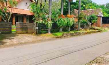 Rumah Mewah Klasik Halaman Luas di Grafika Raya Banyumanik Semarang