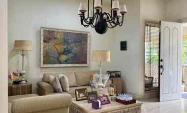 American Style Semi Furnished Graha Famili dekat Pakuwon Mall, Wiyung