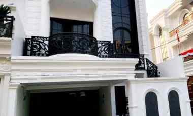 Dijual Rumah dengan Desain Modern Classic Daerah Jagakarsa