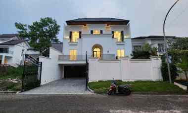 Rumah Mewah dengan Lantai Marmer dengan Akses Lift dan Kolam Renang Vi