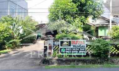 Rumah Komersial Halaman Luas Cocok Usaha Cafe Resto Kantor
