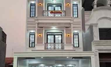 Dijual Rumah American Classic dalam Komplek di Jagakarsa