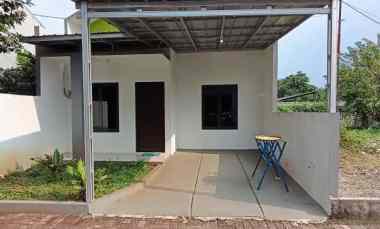 Rumah di Ciracas, dekat Arundina, Masuk Mobil, Suasana Tenang Asri