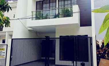 Tinggal Masuk, Siap Huni Rumah Baru Modern Classic di Jakarta Barat