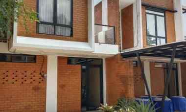 Rumah Bernuansa Villa dekat Surabaya Reka Village Regency