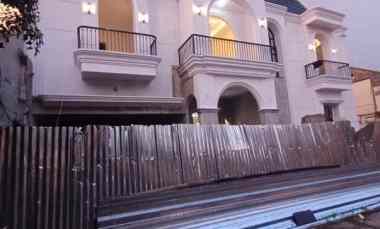Dijual Rumah Baru Desain American Classic di Jatipadang Jakarta