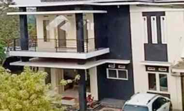 Jual Rumah Vila Cantik dengan Kolam Renang di Jalan Rajamandala