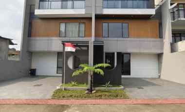 dijual rumah jl setraduta