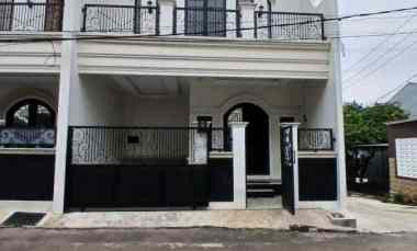 Rumah Klasik 2 Lantai Hook Siap Huni dalam Perumahan di Jatimulya Depo