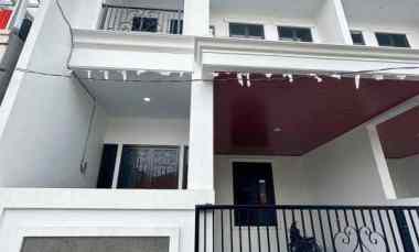 Siap Huni dekat jl Raya Bogor Rumah Mewah di Kalisari Jaktim