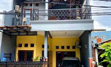 Rumah 2 Lantai 6 Kt Posisi Samping Lapangan di Kayuringin