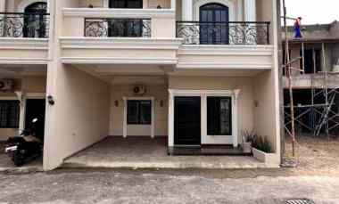 Rumah Baru 2 Lantai Bergaya Klasik Modern di Kebagusan Jakarta Selatan