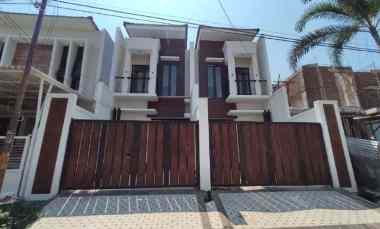 5 menit ke Raya A.Yani Rumah Minimalis Baru 2 Lantai Ketintang