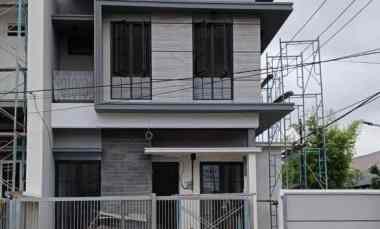 Rumah Modern Kontemporer di Jalan Utama Klampis Row Jalan 6 Mobil