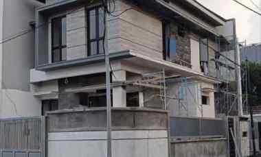 Dijual Rumah Baru, Modern Kontemporer, Jalan Utama Klampis Anom