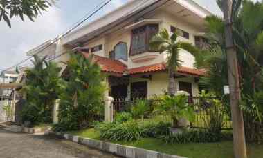 Hunian Tropis Modern Dua Lantai di Klampis Semolo Barat dekat Unair