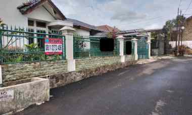 Rumah Hitung Tanah Komplek Padasuka Indah Ada Taman Depan dan Gazebo