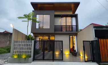 Rumah Baru 2 Lantai Full Furnish dekat Stadion Maguwoharjo