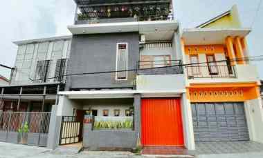 Rumah Second Terawat 3 Lantai, Lingkungan Asri di Depok Sleman