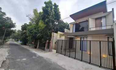 Rumah Desain Kontemporer, Full Furnished dekat Sekolah Budi Mulia