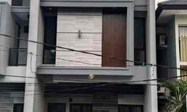 Rumah Manyar Jaya Gress, One Gate System, Row 4 Mobil Lebar