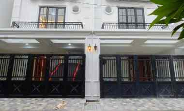 Rumah Modern Classic 3 Lantai dalam Komplek Mega Cinere