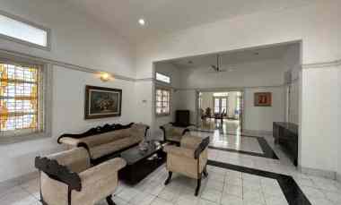 Rumah Terawat Semi Furnished SHM Dijual Murah di Menteng Jakarta Pusat