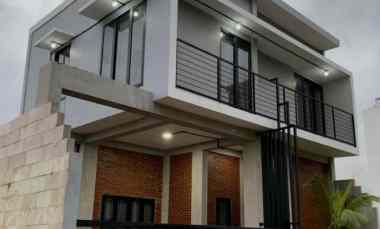 Rumah Villa 2 Lantai Plus Kolam Renang Strategis di Kota Batu