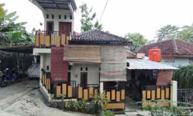 Rumah Second 1,5 Lantai Siap Huni Murah dekat RS Dr Oen Solo