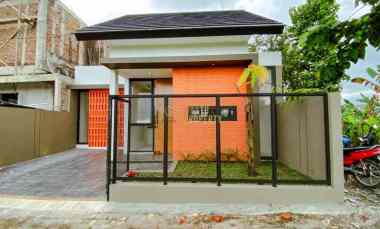 Rumah Modern Tropis Siap Huni dekat Pasar Gentan di Ngaglik, Sleman