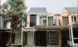 Minimalis Dua Lantai Bonus Furnish di Granada, Pakuwon Indah