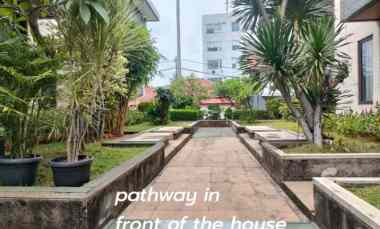 Rumah Modern Tropis 3,5 Lantai Asri Terawat Murah di Pasar Minggu