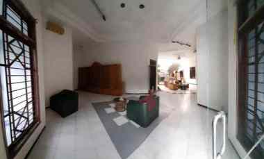 Rumah Classic 2 Lantai Nol Jalan Raya di Perak, Surabaya Utara