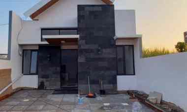 Rumah Modern Minimalis di Perumahan Istana Bandara Pakis Malang