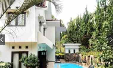 Rumah Villa 2 Lantai View Menawan Plus Kolam Renang di Kota Batu