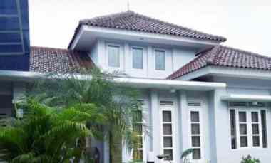 Rumah Mewah Semi Furnish dengan Kolam Renang Pondok Labu