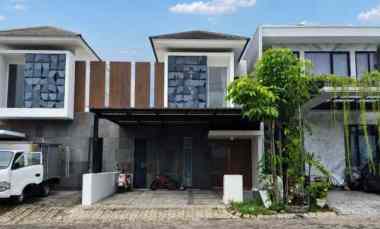 Rumah Hampton, Royal Residence Strategis Lake View Carport Semi