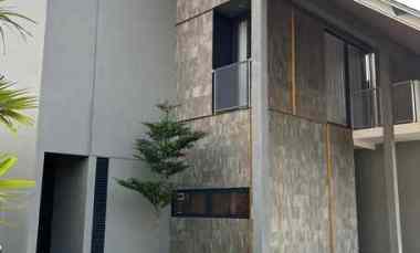 Rumah Konsep Resort Lebar 9 di Wiyung Surabaya Barat, Lantai Marmer