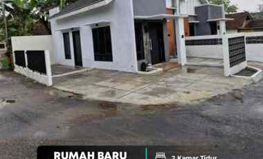 Turun Harga Rumah Baru Hook Tepi Aspal 1,5 km Utara Pasar Godean
