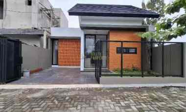 Rumah Modern Tropis, dekat Jalan Kaliurang km 11 di Ngaglik