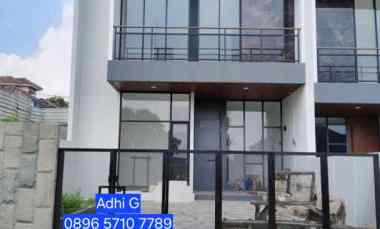 dijual rumah setraduta