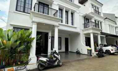 Rumah Hook 3lantai dekat Gerbang Tol Setu Jakarta Timur