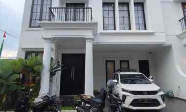 Rumah Klasik Modern dalam Townhouse di Setu Cipayung Jaktim