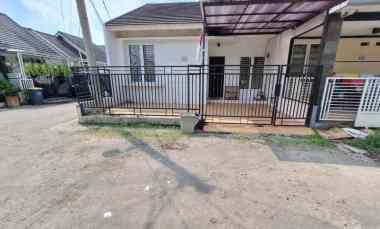 Rumah 1Lt, Hook, Hdp Barat, Semi Furnished, dalam Cluster di Limo