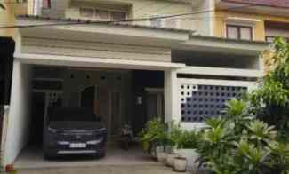 Rumah Elit Harga Irit Depan Taman di Taman Harapan Baru, Harapan Indah
