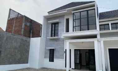 Rumah dengan Konsep American Classic yang Berlokasi di Surabaya Barat