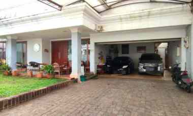 Rumah 2Lt, Hdp Barat, Pool, Semi Furnished, Taman Radio dalam
