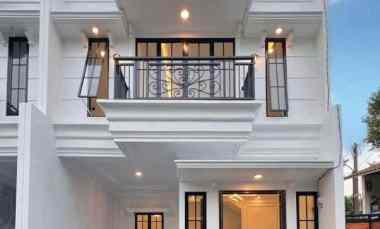 Townhouse Klasik Modern Ada Rooftop dekat Mall Aeon Lenteng Agung