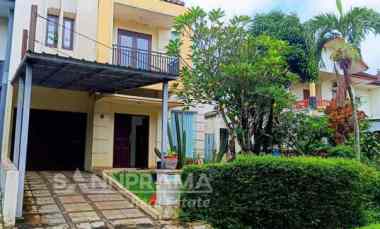 Dijual Rumah Luas 2 Lantai di dalam Komplek Perumahan Telaga Golf